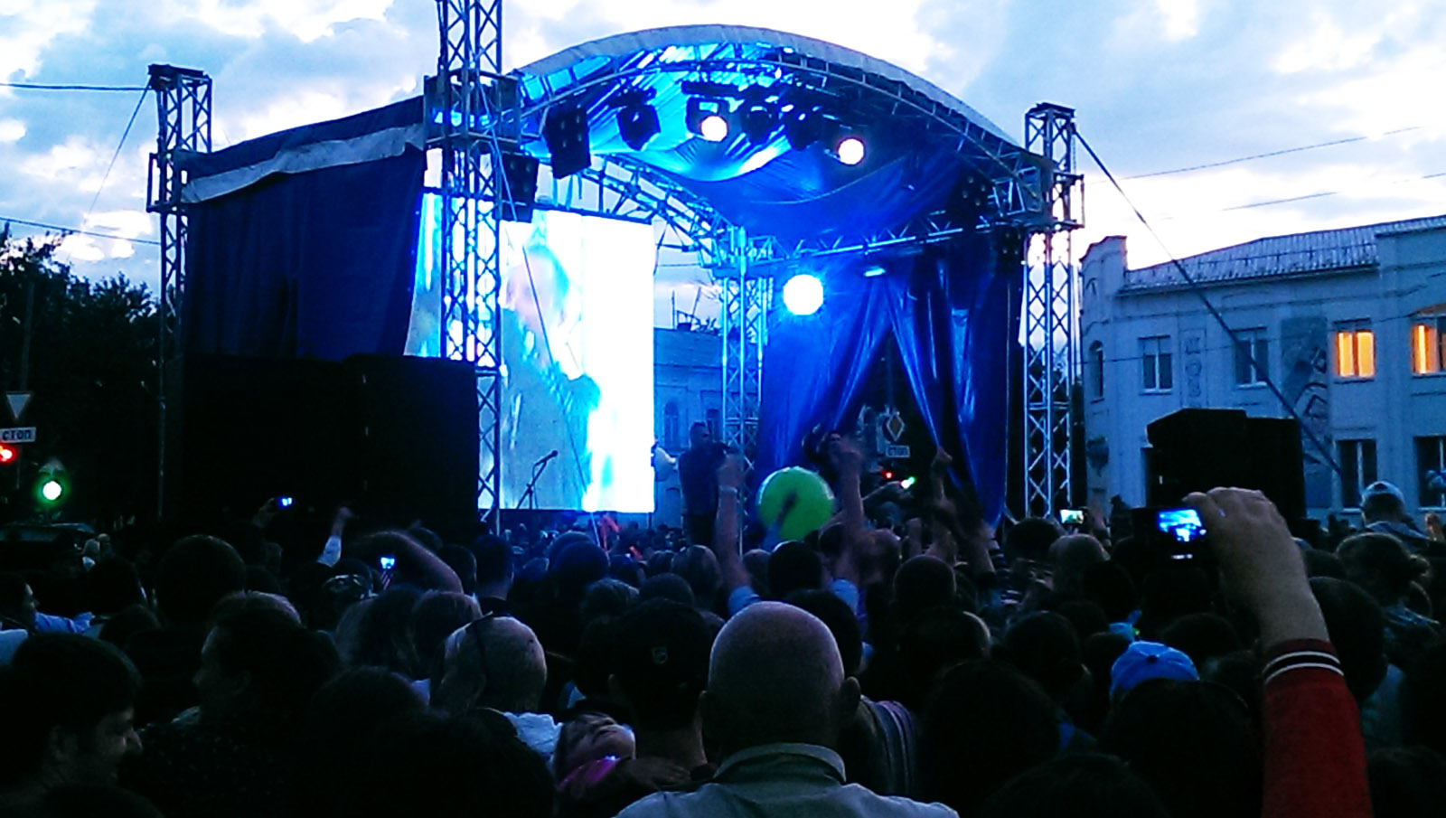 Аренда сцены, крыши для сцены и подиумов